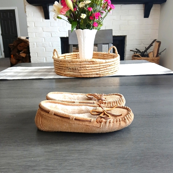 MINNATONKA Cozy Tan Moccasin Slippers like new Women's size 6 nwot - Picture 1 of 6